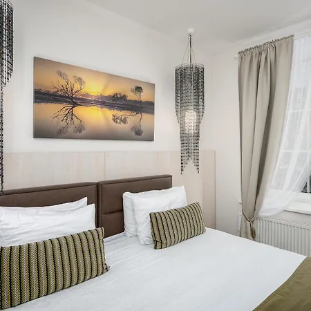 & Old Town 10 Min Walk 24-hours Front Desk 3*