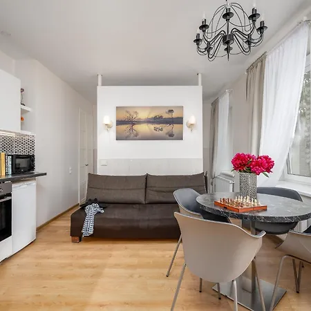& Old Town 10 Min Walk 24-hours Front Desk