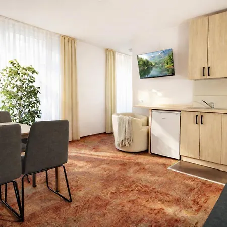 & Old Town 10 Min Walk 24-hours Front Desk
