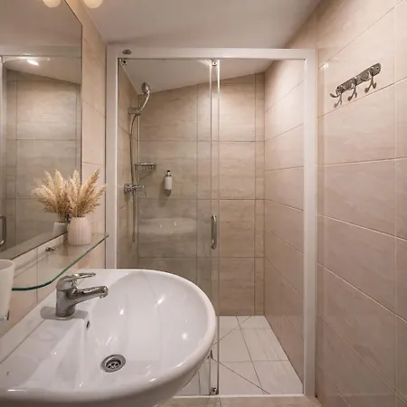 & Old Town 10 Min Walk 24-hours Front Desk Aparthotel