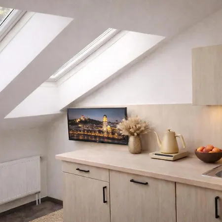 & Old Town 10 Min Walk 24-hours Front Desk 3*