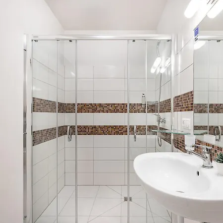 Aparthotel & Old Town 10 Min Walk 24-hours Front Desk 3*