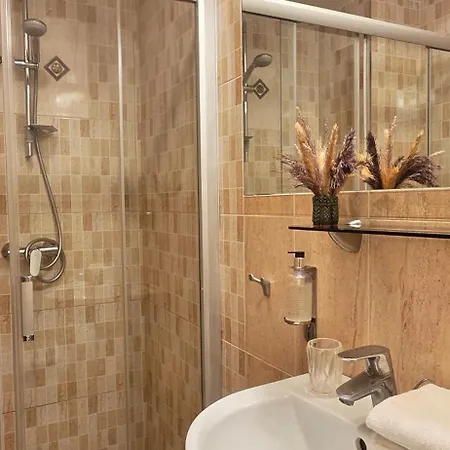 & Old Town 10 Min Walk 24-hours Front Desk Aparthotel