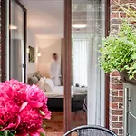 & Old Town 10 Min Walk 24-hours Front Desk