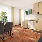 & Old Town 10 Min Walk 24-hours Front Desk