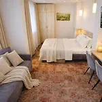 & Old Town 10 Min Walk 24-hours Front Desk Vilnius