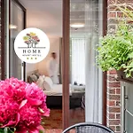 Lägenhetshotell & Old Town 10 Min Walk 24-hours Front Desk